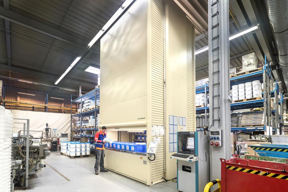Rationelle Baustoff-Produktion mit Vertikallift-Etikettenlager