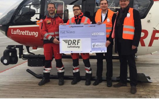 SD Worx Deutschland zeigt soziales Engagement mit einer Spende an der DRF Luftrettung