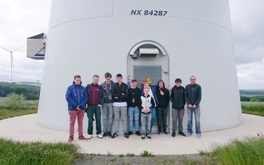 Mayener Bernardshof-Schule besichtigt Windpark im Hunsrück