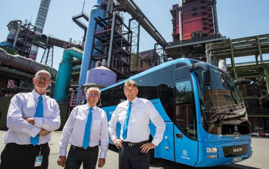 Neuer Besucherbus im blauen thyssenkrupp-Design fährt in Duisburg zu erstem Einsatz auf die "ExtraSchicht" - Neue Aufgabe für leistungsgewandelte Mitarbeiter