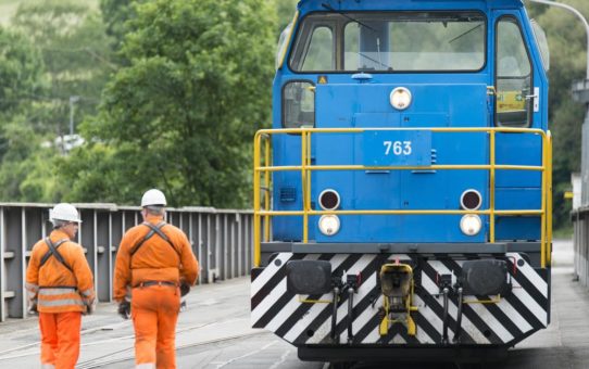 Fahrt ins Blaue: Werkloks von thyssenkrupp in Hohenlimburg erstrahlen in neuem Design - Weltweit erste Schienenfahrzeuge in tk-blau