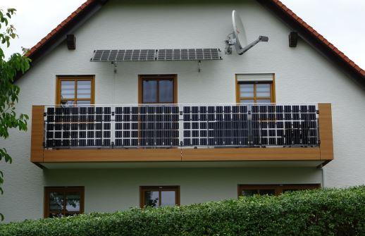 Balkon-Geländer Terrasse oder Attika nutzen - Gebäude nutzen und gleichzeitig Solarstrom erzeugen