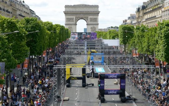 TRILUX beleuchtet spektakuläres Drohnen-Rennen in Paris
