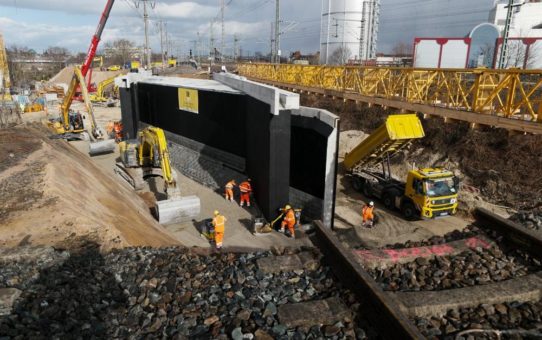 Neues Kreuzungsbauwerk in einer Woche passgenau eingesetzt