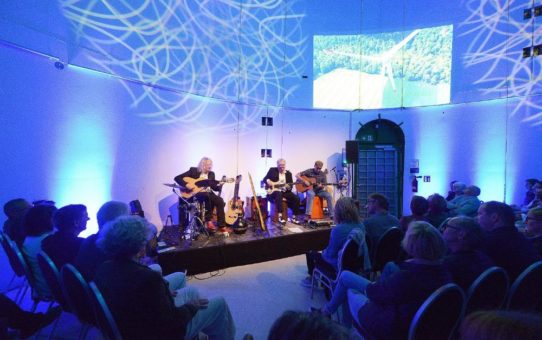 Viel akustische Energie bei landesweit einmaligem Konzert "WindkulTURM" -  Kabarett und Musik in Windkraftanlage