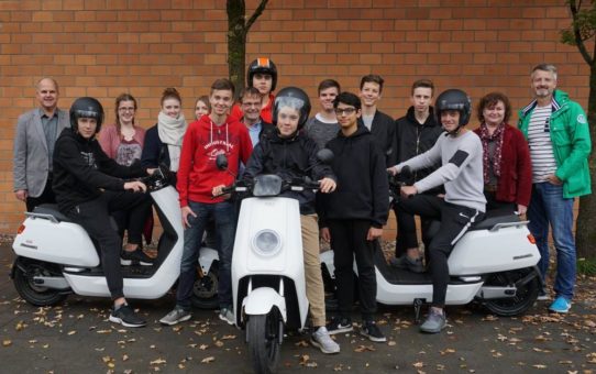 Gesamtschüler in Bad Lippspringe fahren schon die Zukunft - Förderverein und WestfalenWIND Strom sponsern Elektroroller