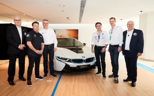 Die Formel E bleibt "Born Electric": BMW i auch weiterhin "Official Vehicle Partner" der innovativen Elektro-Rennserie