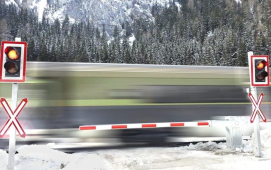 Knorr-Bremse: Signalsysteme von Zelisko für mehr Verkehrssicherheit auf Bahnstrecken und Kreuzungen