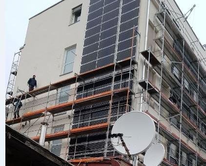 Solaranlage mit Photovoltaik - Wandfassade erzeugt Strom