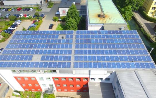 Solarstrom drückt die Produktionskosten - Industrie Solaranlagen - Unterschiede - Vergleiche - Preise - aus der Praxis