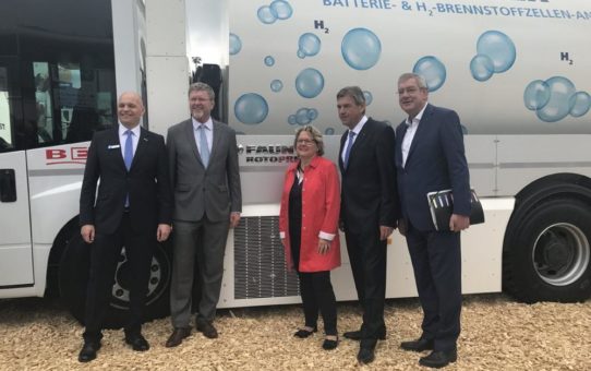 FAUN AUF DER IFAT 2018 - Bundesumweltministerin Svenja Schulze ist vom Wasserstoffbrennstoffzellen-Abfallsammelfahrzeug begeistert