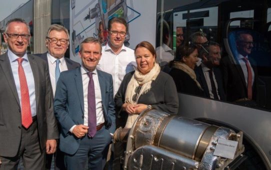 Bundesverkehrsminister Scheuer präsentiert neueste Generation Bus-Nachrüstung