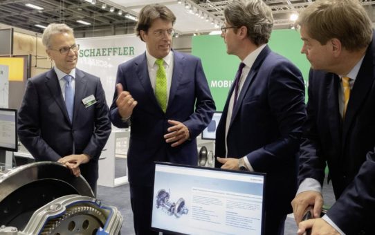 Andreas Scheuer, Bundesminister für Verkehr und digitale Infrastruktur, besucht Schaeffler auf der InnoTrans