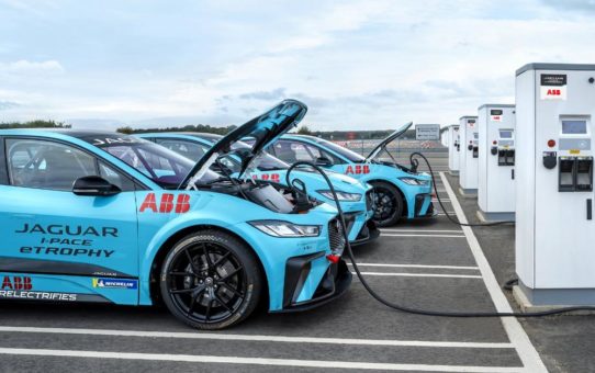 Jaguar I-PACE eTROPHY Serie - Voll geladen dank der neuen Partnerschaft mit ABB