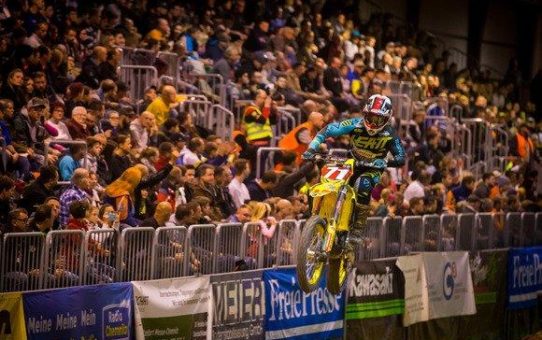 Suzuki mit Doppelführung im SX Cup