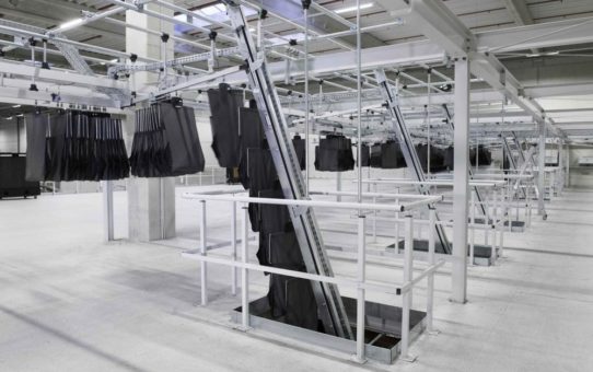 LogiMAT: Dematic zeigt erstmals Live-Demonstration des Taschensortiersystems