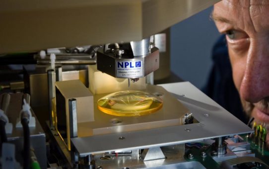 TU Ilmenau nimmt Hochpräzisionsmaschine an Universität Stuttgart in Betrieb