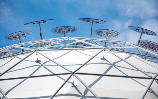 Gedruckte Organische Photovoltaik: OPV Solar-Schirme spenden Energie auf der Außenhaut des Thüringer Klima-Pavillons