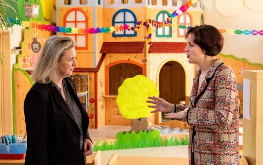 Staatsministerin Kerstin Schreyer besucht das Frieda Lang Haus für Kinder