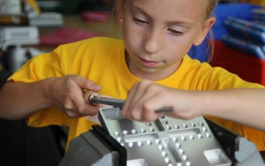 12 Schülerinnen und Schüler erleben Ferienspaß bei Polytec