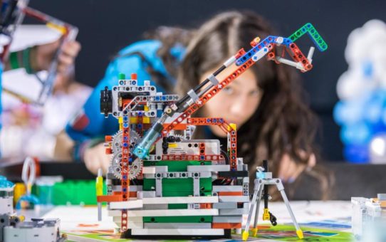 Galaktische Roboter und spanndende Forschungen beim FIRST® LEGO® League Finale in Bregenz