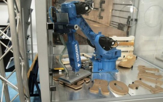 Roboterzelle mit Flächengreifer-Saugplatte: Schonende Automatisierung mit dem VUSS-Flächengreifer von AERO-LIFT