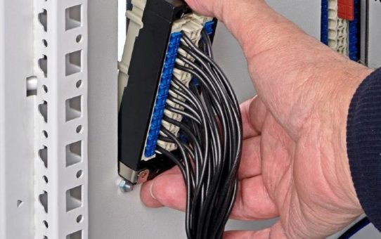 Erste Han® Metallgehäuse für die rückwärtige Montage im Schaltschrank