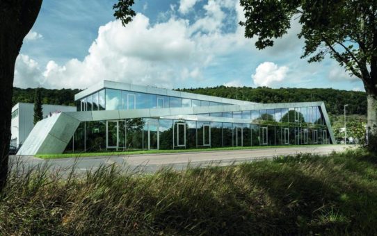 Raum für Kreativität: Entwicklungszentrum mit feuerverzinkter Fassade