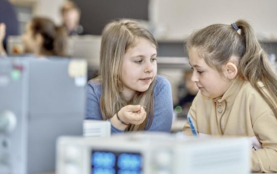 Eine elektronische Biene für mehr Nachhaltigkeit - Rablinghauser Grundschüler bauen einen Roboter für den Schulgarten