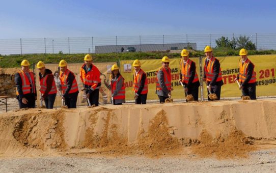Spatenstich zum modernen Max Bögl Ausbildungszentrum in Deining