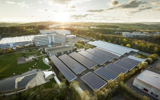 ABB realisiert ersten CO2-neutralen Fertigungs-Standort in Deutschland
