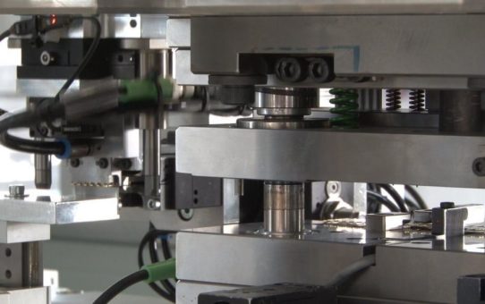 Effiziente Herstellung von Kunststoff-Metall-Hybriden auf Drehteller-Spritzgießmaschinen