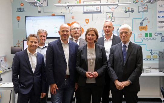 NRW-Bildungsministerin Yvonne Gebauer war zu Gast bei der Lucas-Nülle GmbH