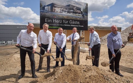 Armin Laschet setzt ersten Spatenstich des Schüco Welcome Forum