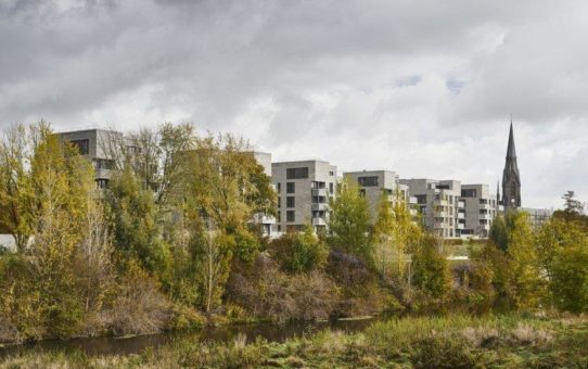 Grünes Wohnen am Fluss und nahe der Stadt