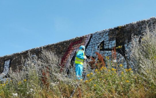 Kipp Umwelttechnik GmbH entfernt erfolgreich Graffiti von Gabionen