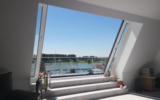 "Wohnen wie im Urlaub": Balkonausstiegsfenster von LiDEKO erweitert den Blick auf den Rhein