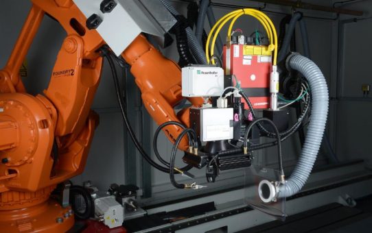 Industrieroboter mit Lasersystem strukturiert große Flächen hochpräzise und nahtlos