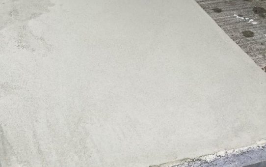 Neuer Feinspachtel zur Reparatur von Estrich- und Betonböden