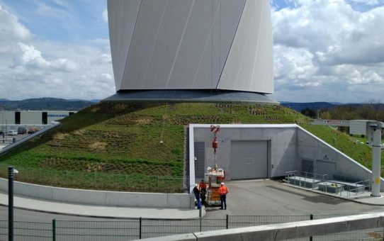 Grünes Dach am Fuße des Turms