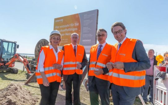 Spatenstich für Breitbandausbau am Leuchtturm