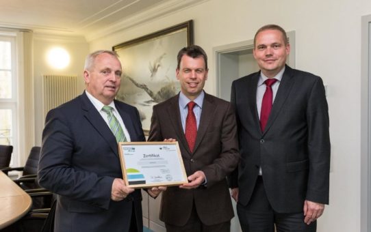 Umweltminister überreicht 500 MoorFutures-Zertifikate