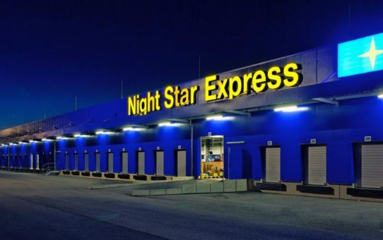 Logistik-Studenten analysieren den Paketumschlag und die Hofabläufe im Night Star Express-HUB