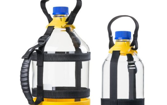 Click and Carry - DWK Life Sciences entwickelt Flaschen-Tragesystem für den sicheren Transport großvolumiger DURAN® Laborglasflaschen