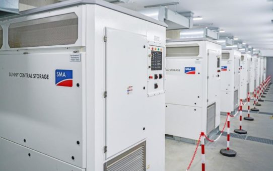 Speichersystem mit SMA Batterie-Wechselrichtern ermöglicht stabile Stromversorgung mit Erneuerbaren Energien