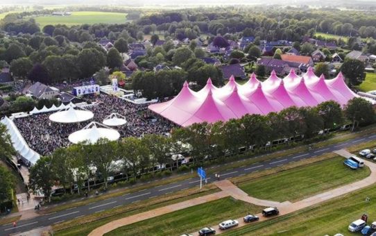 Losberger De Boer: Blues heroes in Pink