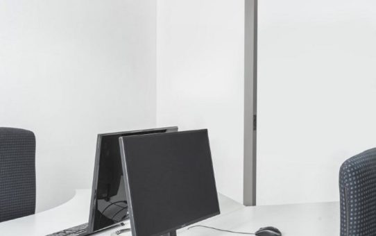 Blendfreie LED-Bürostehleuchten für Einzel- und Doppelarbeitsplätze