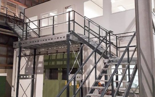 Hallenbüro mit Stahltreppen und Stahlpodesten für die Firma Wiegel in Höchstadt errichtet