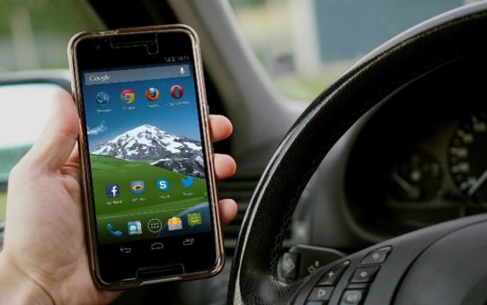 Vorsicht Ablenkung: Jeder 5. nutzt sein Smartphone am Steuer