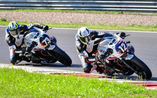 Wunderlich MOTORSPORT: Kern & Höfer teilen sich BoxerCup-Siege in Most